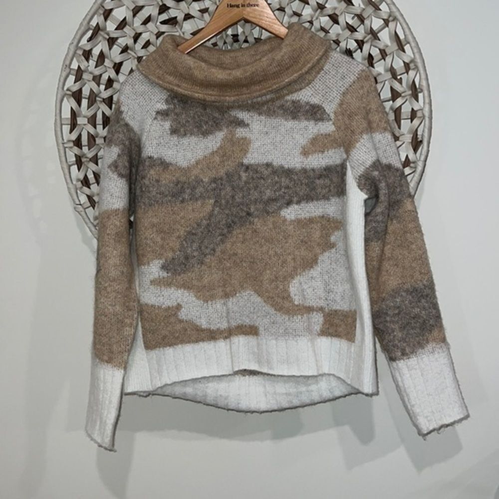 RD Style Conscious camel, tan and cream turtleneck sweater size small